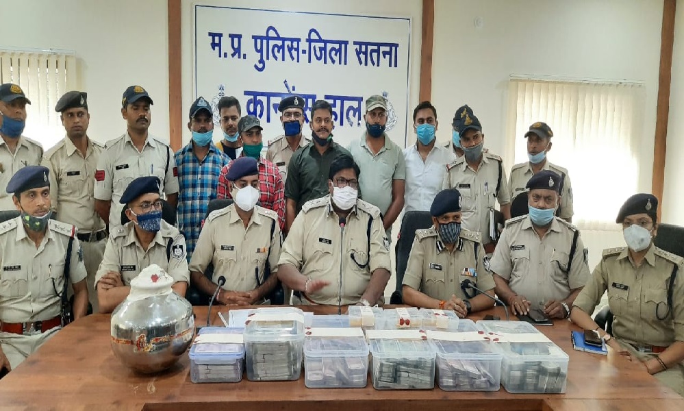 सतना के सनसनीखेज लूटकांड का पुलिस ने 36 घंटे में कर दिया पर्दाफास, करोड़ो की हुई थी लूट : SATNA NEWS सतना के सनसनीखेज लूटकांड का पुलिस ने 36 घंटे में कर दिया पर्दाफास, करोड़ो की हुई थी लूट : SATNA NEWS